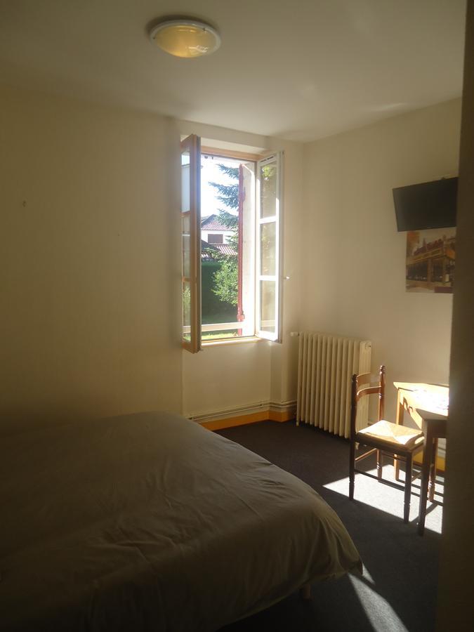 Logis Hotel Du Champ De Foire Saint-Aulaye-Puymangou Екстериор снимка