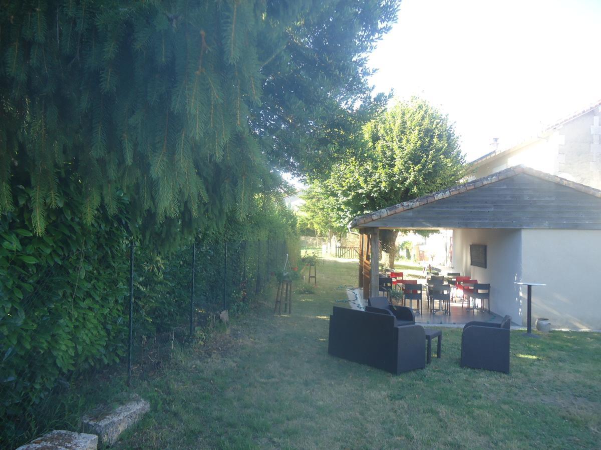 Logis Hotel Du Champ De Foire Saint-Aulaye-Puymangou Екстериор снимка