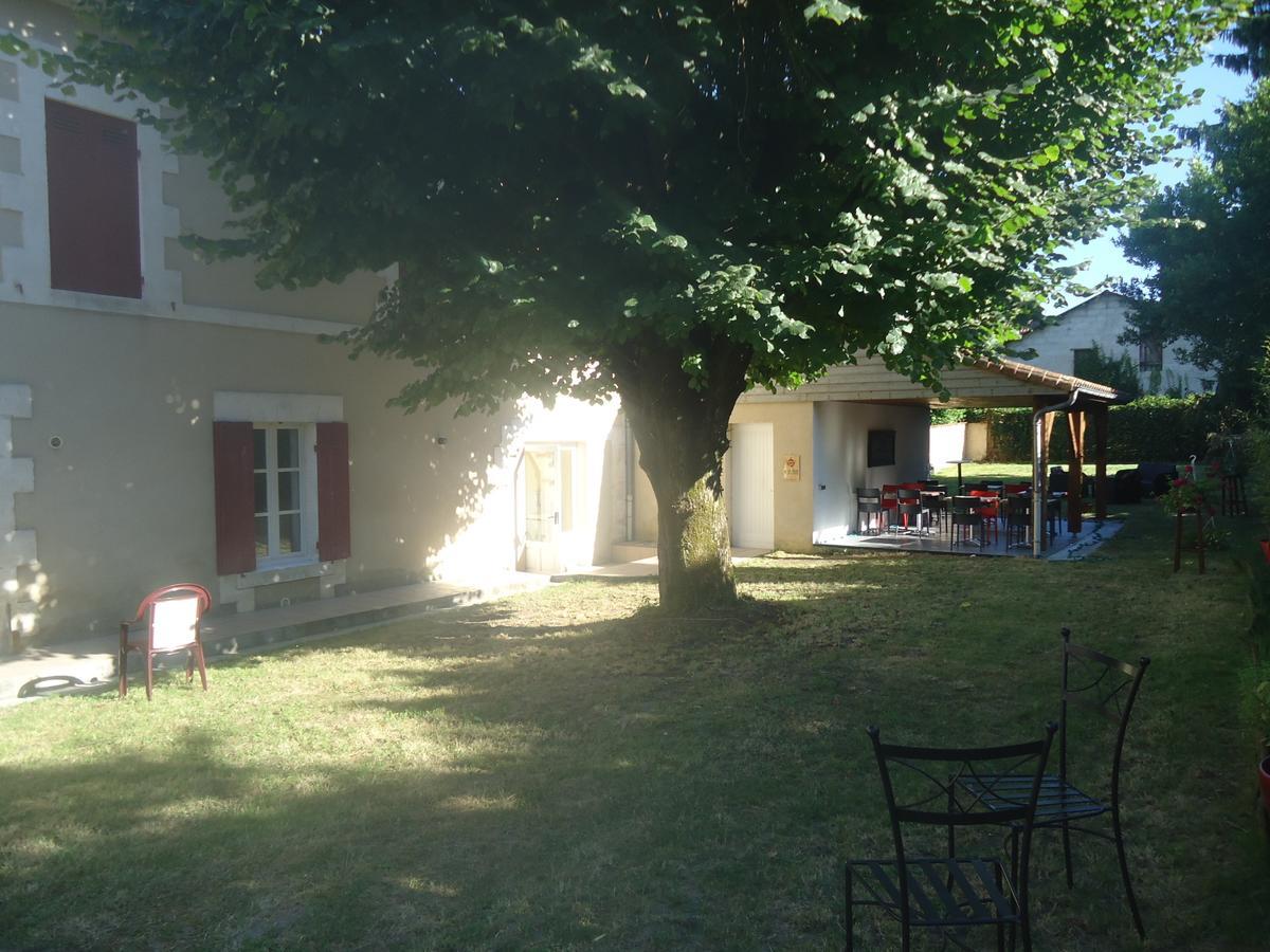 Logis Hotel Du Champ De Foire Saint-Aulaye-Puymangou Екстериор снимка