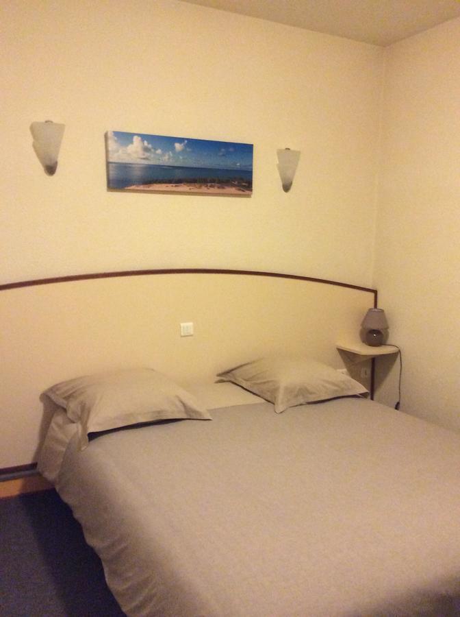 Logis Hotel Du Champ De Foire Saint-Aulaye-Puymangou Екстериор снимка